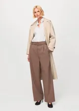Camisa de popelín blanca de manga larga, con silueta regular, cuello con solapa y cierre frontal de botones.