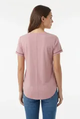 Remera gris con efecto lavado, cuello en V y mangas cortas con detalle de ribete en contraste.