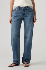 Jeans tiro bajo de corte recto, color azul con lavado medio, estilo clásico de cinco bolsillos y presillas para cinturón.