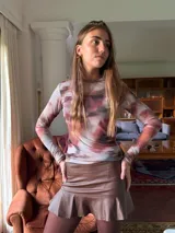 Pollera corta con volado en el ruedo, confeccionada en tela con lentejuelas doradas.