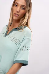 Vestido tejido de punto color verde agua, con cuello polo y mangas cortas.