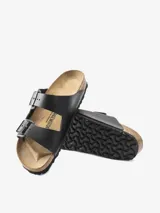 Sandalias Birkenstock Arizona negras con doble tira ajustable con hebilla metálica, plantilla anatómica de corcho y látex cubierta de ante y suela de goma EVA.