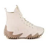 Zapatillas deportivas de caña alta color beige con suela chunky marrón.