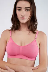 Soutien tipo bralette color beige, sin costuras y sin aro, con copas removibles. Confeccionado en microfibra, tiene breteles regulables y broche doble en la espalda con tres medidas.