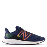 Championes de running New Balance, color azul marino con detalles en naranja, verde lima y negro. Presentan una entresuela blanca con efecto salpicado y cierre mediante cordones.