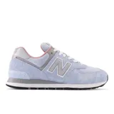 Championes urbanos New Balance modelo 574, color celeste con detalles en gris y rosa, confeccionados en gamuza y malla, con logo "N" característico en los laterales y entresuela ENCAP.