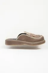 Zueco marrón de cuero con plataforma y detalle de tiras entretejidas en el empeine.