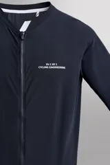 Maillot de ciclismo de manga corta Zara Athleticz, color negro, con cierre frontal de cremallera, cuello bajo y texto estampado en contraste en el pecho.