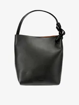 Bolso de mano tipo bucket color negro, confeccionado en cuero. Cuenta con cierre de botón a presión, manija superior simple y logo grabado en la parte delantera.