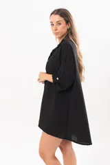 Vestido camisero corto negro, con escote en V, cuello clásico, mangas tres cuartos regulables y detalle de pez bordado a mano en la espalda.