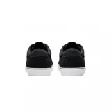 Championes Nike SB Chron 2, color negro con logo lateral en blanco y suela de goma blanca. Diseño de perfil bajo con construcción duradera.