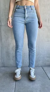 Pantalón de jean celeste de tiro alto y corte ajustado.