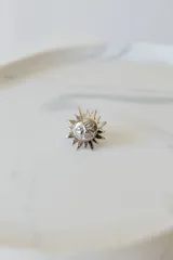 Anillo dorado con forma de sol con rostro, ajustable entre 16mm y 19mm.