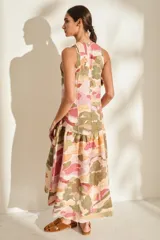 Vestido midi sin mangas de lino, con diseño estampado tipo paisaje en tonos rosado, verde militar y beige, corte recto y falda con volados en la parte inferior.