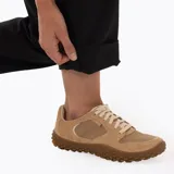 Pantalon de trekking color negro, de corte recto y diseño funcional con múltiples bolsillos y cintura ajustable con cinturón integrado.