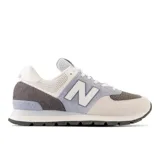 Championes urbanos New Balance modelo 574, color gris, blanco y lila, confeccionados en gamuza y malla, con logo "N" característico en los laterales y entresuela ENCAP.