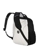 Mochila de diseño moderno y funcional en color verde militar, confeccionada en material resistente de acabado liso. Cuenta con un amplio compartimento principal con cierre, un bolsillo frontal de gran tamaño, bolsillos laterales de red elástica y correas ajustables acolchadas con material respirable en la parte trasera.