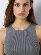 Musculosa gris de punto con lurex, textura acanalada, cuello redondo y sin mangas.