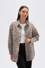 Chaqueta de algodón con estampado de leopardo en tonos grises y beige, corte ancho tipo camisa (shacket), con cuello camisero, botones frontales y bolsillos de parche en el pecho.