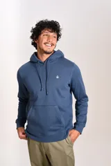 Hoodie de algodón color azul, con capucha ajustable mediante cordones, bolsillo frontal tipo canguro y logo bordado de la marca en el pecho.