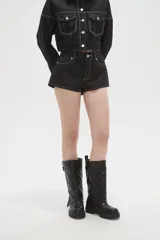 Short de jean negro con costuras en contraste, diseño de tiro medio y bolsillos laterales.