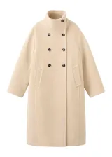 Abrigo midi de paño en color beige, con cuello alto, cierre frontal de botones oscuros y bolsillos laterales.