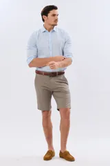Bermuda clásica de gabardina liviana color azul marino, de corte recto, con bolsillos laterales y traseros.