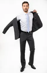 Ambo de vestir para hombre compuesto por saco de dos botones y pantalón de corte recto, confeccionado en tejido twill de poliéster y viscosa. El saco presenta solapas clásicas, bolsillos con solapa y un diseño de calce confortable.