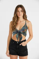 Top de breteles finos con estampado multicolor, anudado en el frente y con elástico en la espalda.