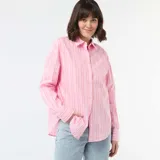 Camisa de manga larga confeccionada en popelina de algodón, con diseño de rayas verticales en tonos rosa y blanco. Presenta cuello clásico, cierre frontal con botones y corte holgado.