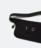 Riñonera negra de poliéster con cinturón ajustable y cierre de cremallera.