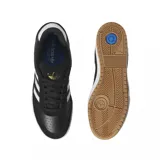 Championes Adidas modelo Tyshawn II, color negro con detalles en blanco y suela de goma color caramelo. Presentan el nombre Tyshawn en dorado en el lateral y las icónicas tres bandas de la marca en blanco.