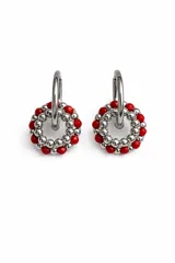 Aros tipo argolla con dije circular compuesto por una combinación de cuentas metálicas de acero inoxidable y cristales de murano en tonos grisáceos.