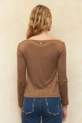 Remera negra de algodón, de manga larga y cuello bote.