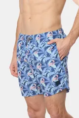 Short de baño clásico con estampado de hojas en tonos celeste y rosa, cintura elástica con cordón ajustable, dos bolsillos laterales y suspensor de malla fina.