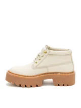 Botas Caterpillar modelo Colorado Max Chukka, color gris claro, con suela chunky de goma marrón con plataforma y tacos marcados. Presenta cordones al tono, ojales metálicos dorados y el logo de la marca estampado en el lateral y la lengüeta.