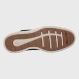 Zapato casual de hombre Hush Puppies modelo Spinal Street, confeccionado en cuero gamuzado color azul marino. Presenta cierre mediante cordones al tono, interior forrado y una suela de EVA y goma en color beige que ofrece amortiguación y retorno de energía. Incluye tecnología Dual Fit con doble plantilla extraíble para un ajuste personalizado.