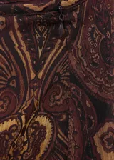 Falda larga de tiro medio con diseño evasé y estampado paisley en tonos marrones y negros. Cuenta con cierre de cremallera en la parte posterior y forro interior.