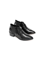 Botin de cuero negro con acabado charol y textura de reptil. Presenta cierre frontal con cremallera, paneles laterales elásticos y tacón bajo de bloque.