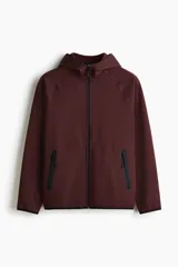 Campera deportiva de tejido funcional con efecto neopreno, con capucha, cierre frontal y bolsillos laterales con cierre. Presenta mangas raglán y terminaciones elásticas en puños y bajo.