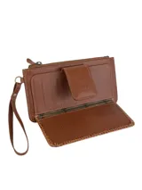 Billetera porta celular de cuero color marrón, con textura combinada de efecto croco y cuero liso. Cuenta con cierre principal y bolsillo frontal con solapa y broche magnético.