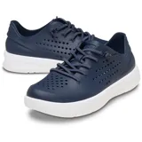 Championes Crocs modelo InMotion Pacer, de color lila con suela blanca. Cuentan con diseño de cordones elásticos y perforaciones laterales para mayor ventilación.