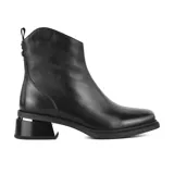 Bota corta de cuero negro con punta cuadrada y cierre lateral. El taco es geométrico con detalle plateado.