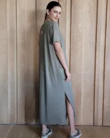 Vestido largo con estampado animal print, escote en V y mangas cortas.