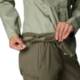 Campera impermeable Columbia modelo Arcadia II, color verde claro, con capucha ajustable, cierre frontal con solapa, bolsillos laterales con cremallera y forro interior de malla.