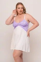 Babydoll corto blanco con corpiño de encaje lila y breteles finos regulables.