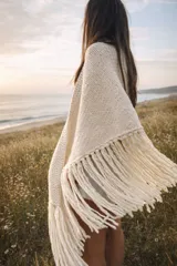 Ruana de lana merino virgen sin teñir, color crudo, tejida a mano con flecos largos.