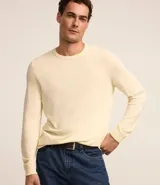 Suéter de hombre color crema, de viscosa, con cuello redondo y mangas largas. Corte clásico.