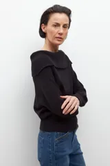 Sweater beige de tejido de punto, con escote bardot y mangas largas.