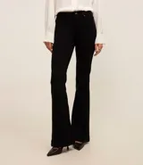 Pantalón de sarga modelo flare con tiro alto, corte ceñido en caderas y muslos con apertura acampanada desde la rodilla. Cuenta con cintura con trabillas, cierre de botón y cremallera, y bolsillos funcionales en frente y espalda.